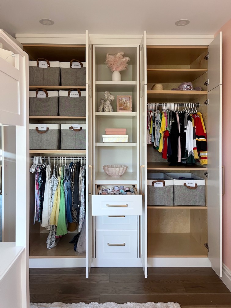girl's closet organization